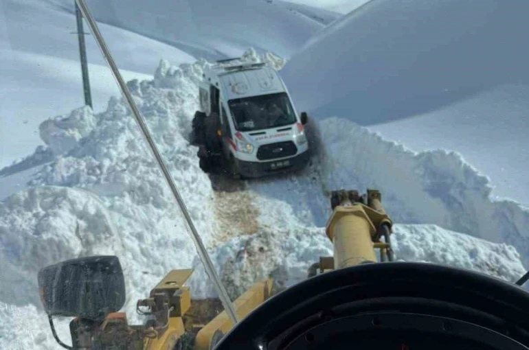 Ağrı’da 2 metrelik karda zamanla yarış: Mahsur kalan hasta kurtarıldı 