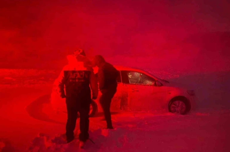 Ağrı’da AFAD ekipleri mahsur kalan vatandaşlara ulaştı 