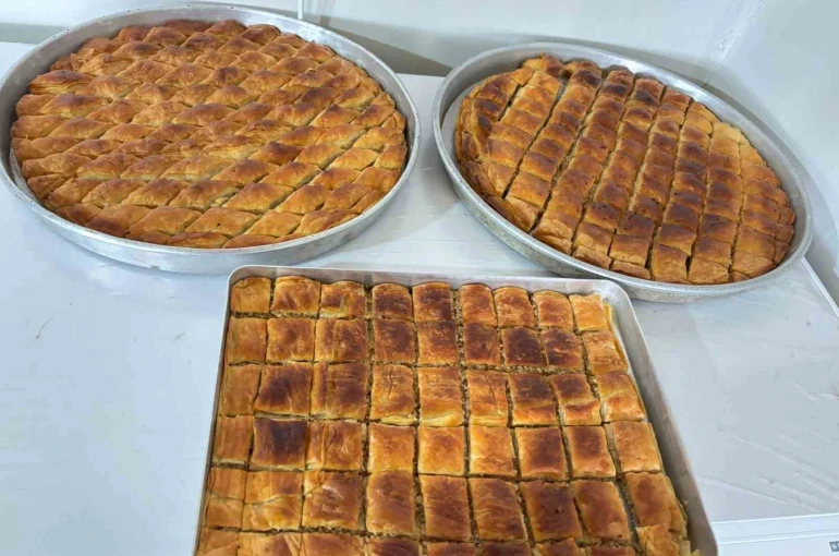 Ağrı’da bayram öncesi evlerde baklava mesaisi başladı 