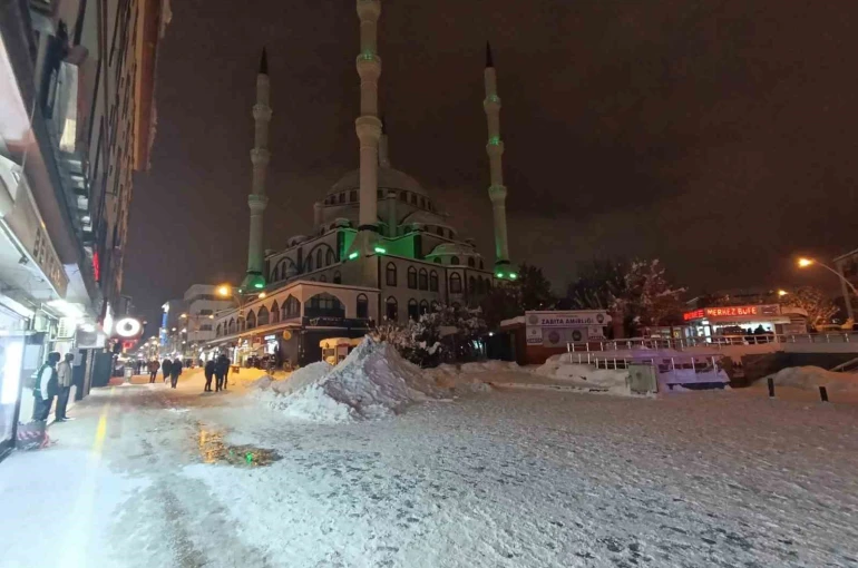 Ağrı’da çatıdan düşen buz sarkıtı yoldan geçen bir kişiyi yaraladı 