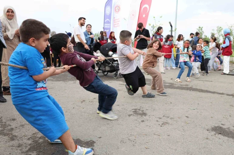 Ağrı’da çocuklar geleneksel oyunlarla doyasıya eğlendi 