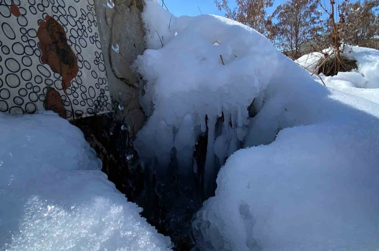 Ağrı’da dondurucu soğuklar etkisini sürdürüyor 