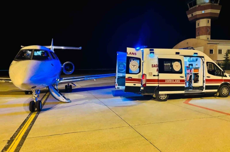 Ağrı’da kalp yetmezliği tanısı bulunan çocuk, uçak ambulansla Ankara’ya sevk edildi 