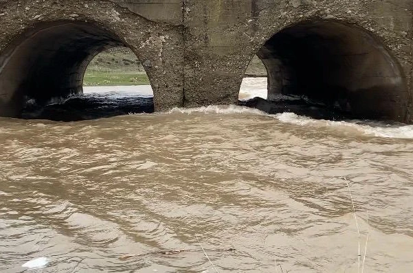 Ağrı’da kar suyu dereleri coşturdu 