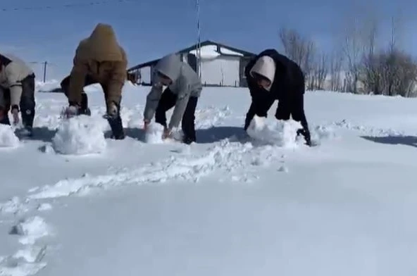 Ağrı’da kar yağdı, çocuklar doyasıya eğlendi 