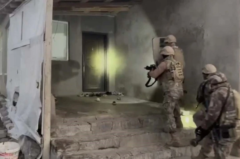 Ağrı’da KOM Şube’den nokta operasyon: Uzun namlulu silahlar ele geçirildi 