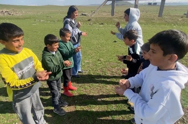 Ağrı’da köy çocukları geleneksel oyunlarla büyüyor 