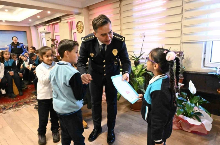 Ağrı’da öğrenciler Polis Haftası kapsamında emniyeti ziyaret etti 