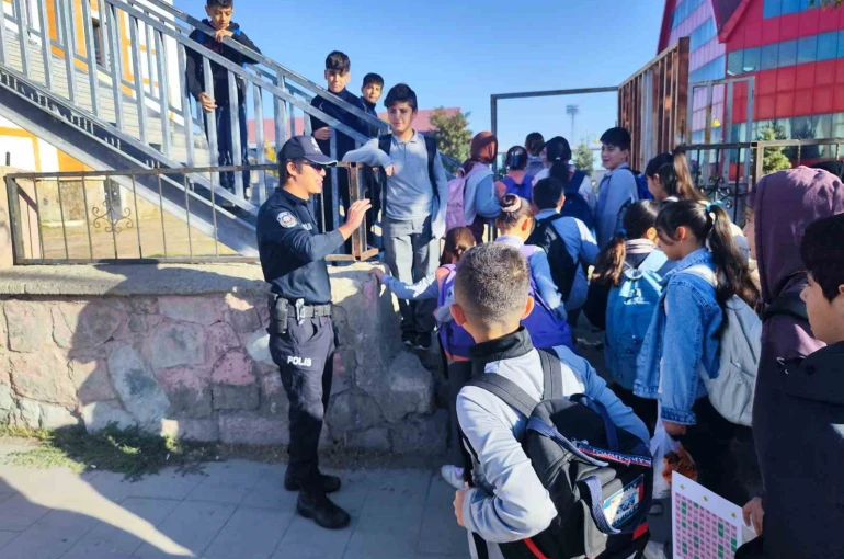 Ağrı’da polis ekipleri okul çevrelerinde denetimlerini sürdürüyor