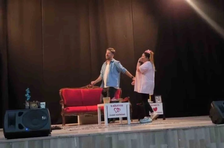 Ağrı’da "Ruh öküzüm" tiyatro oyunu sahnelendi