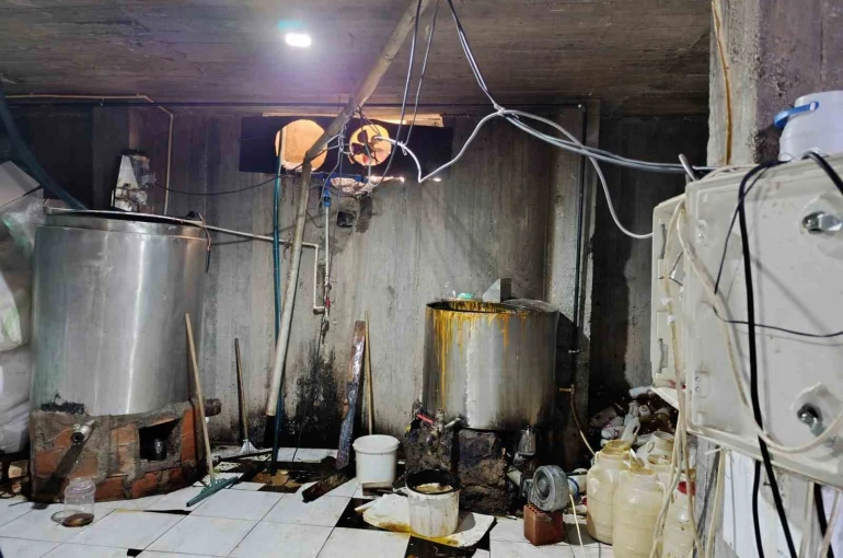 Ağrı’da ruhsatsız işletmede 5 ton 709 kilogram pekmez ele geçirildi