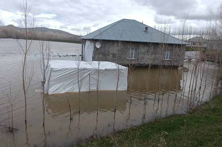 Ağrı’da sağanak yağış sonucu dereler taştı 