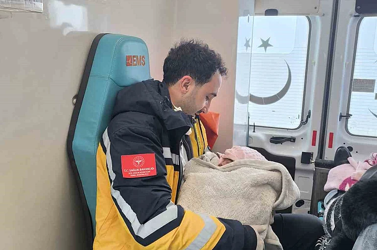 Ağrı’da sağlık ekipleri evde doğuma yetişti