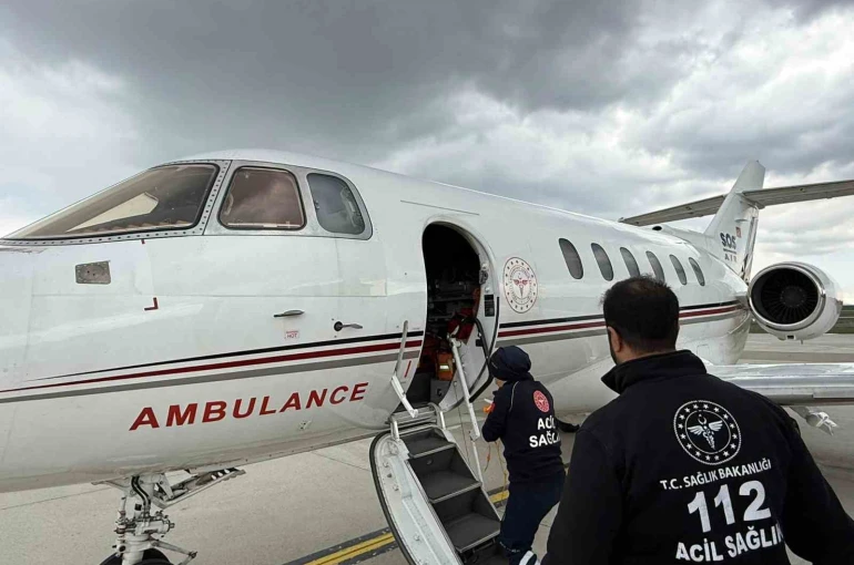 Ağrı’da tedavi gören prematüre bebek ambulans uçakla Elazığ’a sevk edildi 