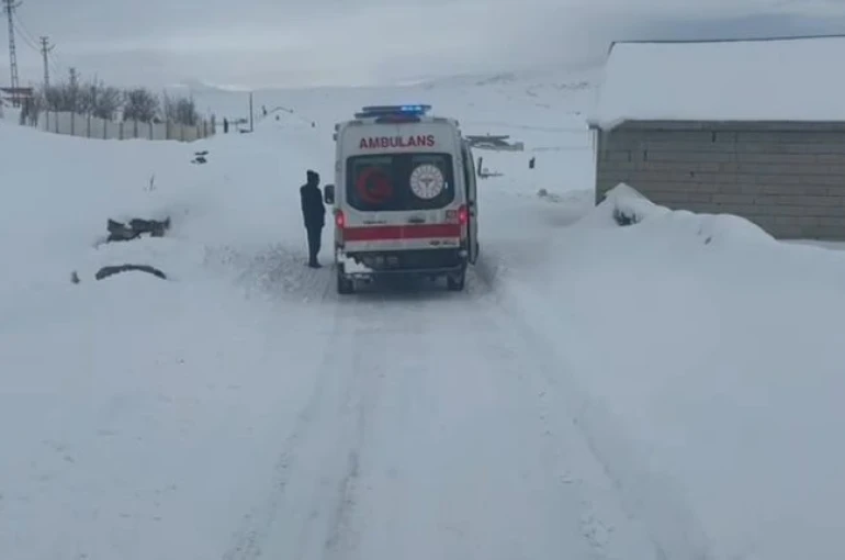 Ağrı’da yolların açılmasıyla hastalar hastaneye ulaştırıldı
