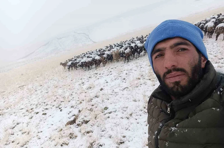 Ağrı’da yüksek kesimlere mevsimin ilk karı düştü 