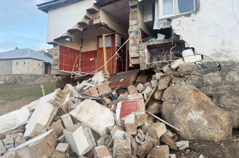 Ağrı’daki depremde köylerde bazı yapılarda hasar meydana geldi 