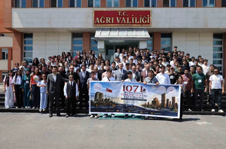 Ağrı’dan 200 öğrenci Çanakkale ve Ankara’ya tarih yolculuğuna uğurlandı