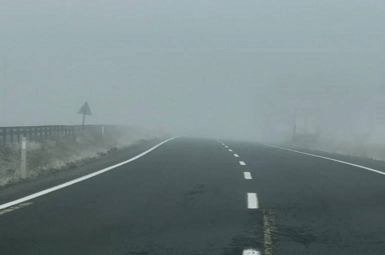 Ağrı’nın Patnos ilçesinde yoğun sis ulaşımı olumsuz etkiliyor 