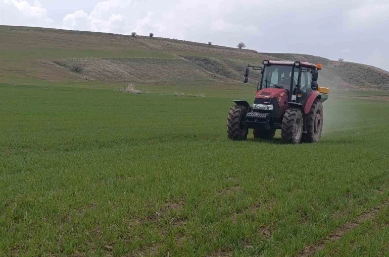 Ahlat’ta buğday tarlalarında gübre mesaisi 