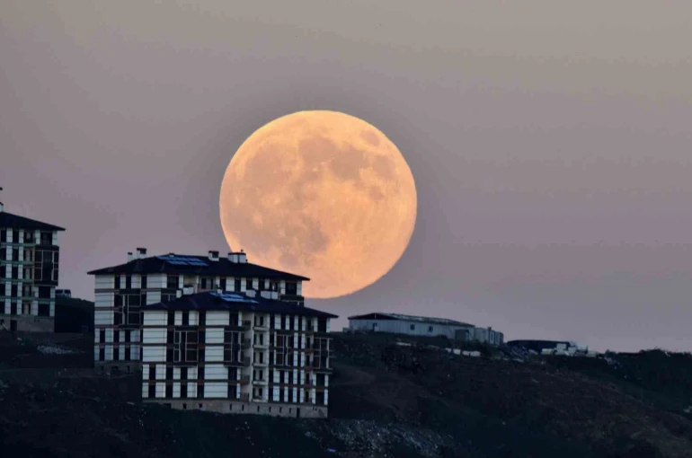 Ahlat’ta "Kunduz Süper Ay" görsel şölen oluşturdu