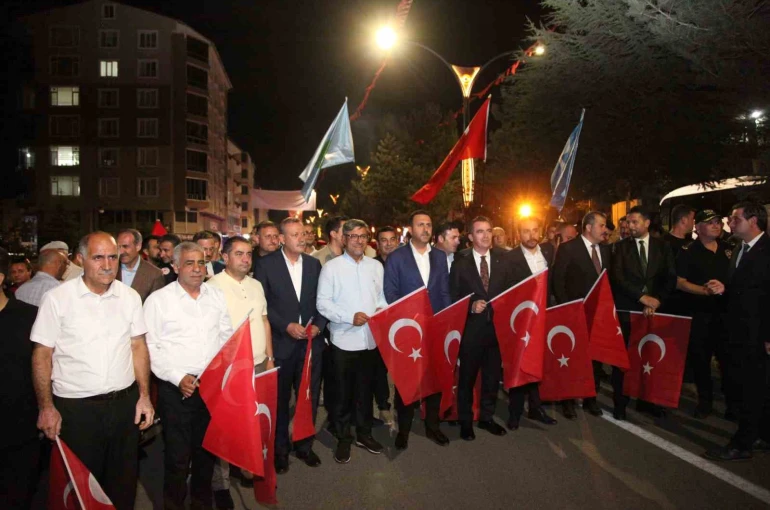 Ahlat’ta Malazgirt Zaferi’nin 955. yılı dolayısıyla fener alayı ve bayrak yürüyüşü yapıldı 