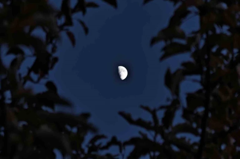 Ahlat’ta yarım ay manzarası hayran bıraktı 