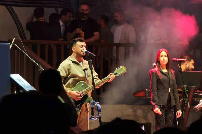 Ahlat’ta zafer coşkusu Buray’ın şarkılarıyla taçlandı 