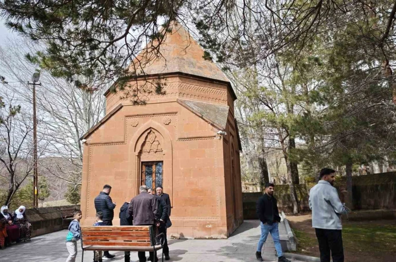 Ahlat’taki türbeye bayramda ziyaretçi akını 