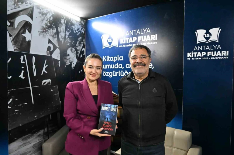 Ahmet Ümit Antalya Kitap Fuarı’nda okurlarıyla buluştu