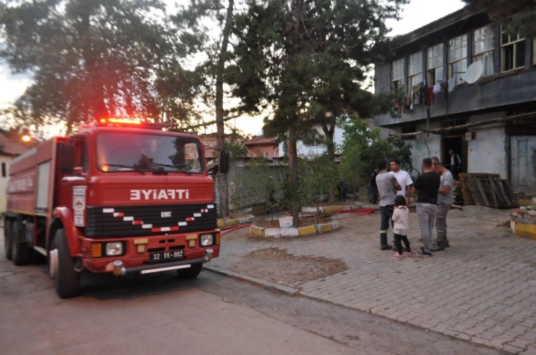 Ahşap evde tandırdan sıçrayan kıvılcımlar yangın çıkarttı