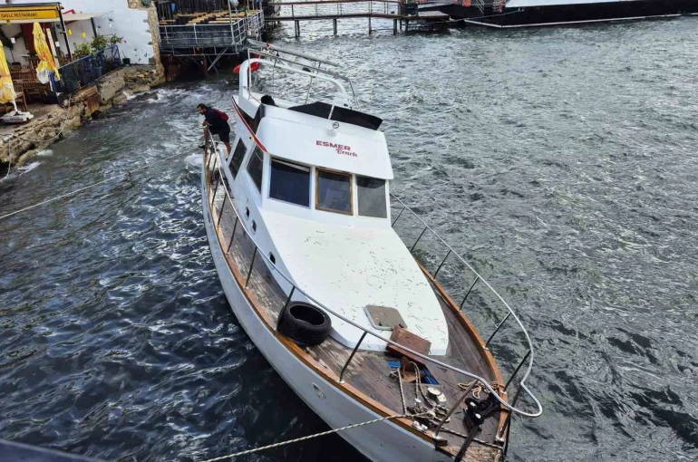 Ahşap tekne kıyıya vurdu