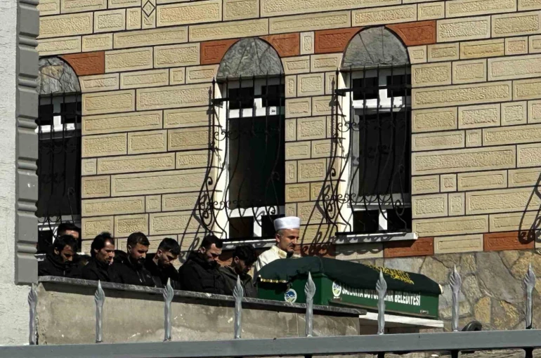 Aile cinayetinde kardeş toprağa verildi, abi tutuklandı 