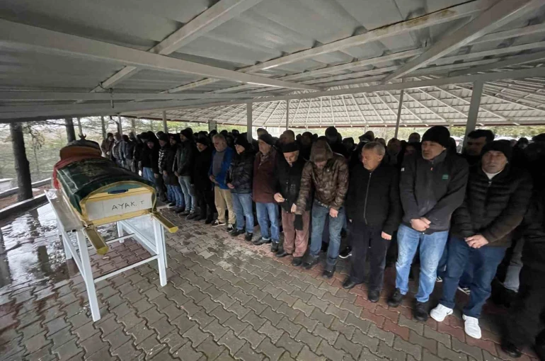 Aile ziyareti dönüşünde kazada ölen anne ve kızı yan yana defnedildi