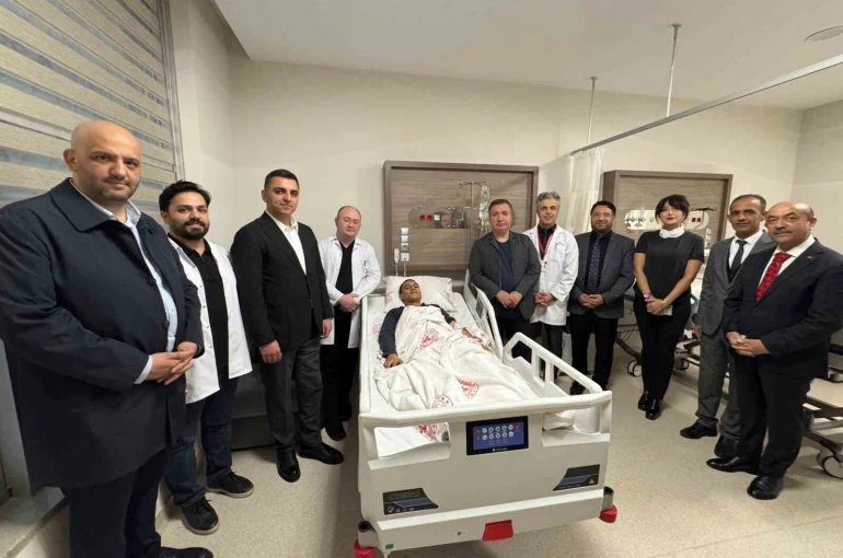 Ailesi uzakta olan gence Vali refakat etti