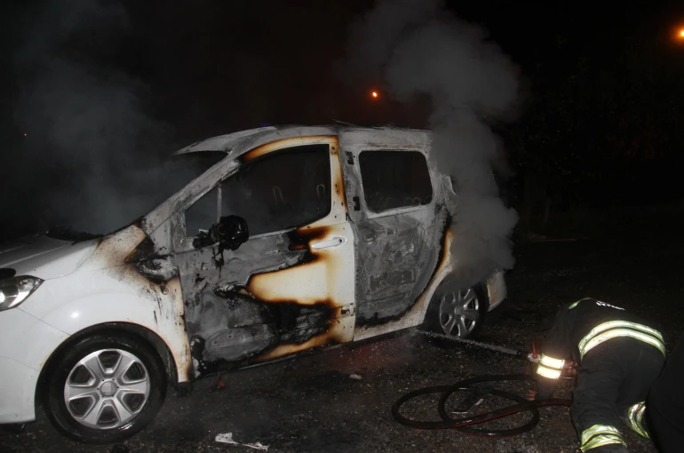 Ailesine sinirlenince aracını yaktı