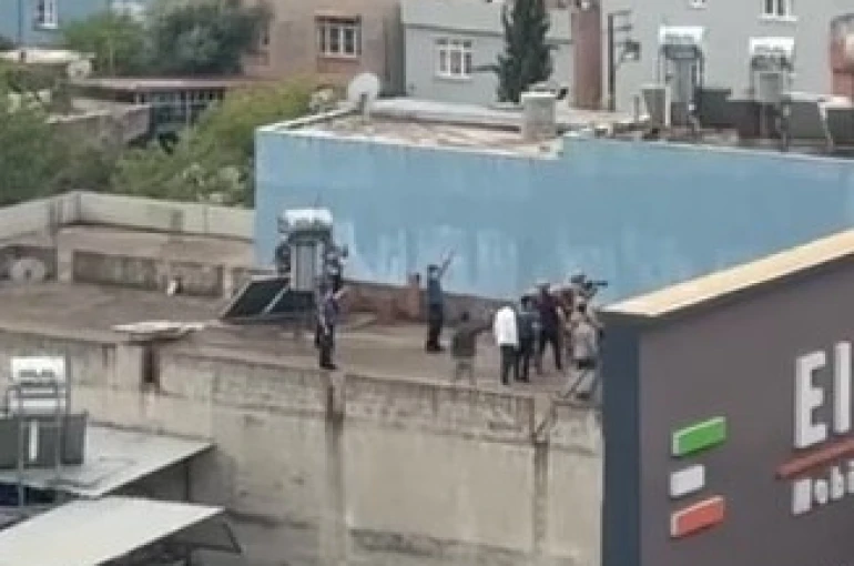 Ailesini rehin alıp bıçak çekti, özel harekat polisi bacağından vurdu