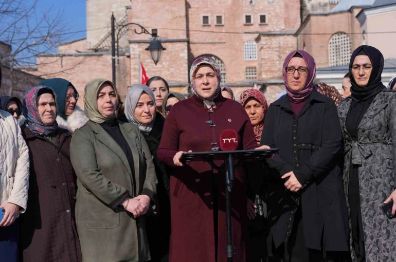 AK Parti Kadın Kolları’nın 300 bini aşkın hatminin duası Ayasofya’da yapıldı 