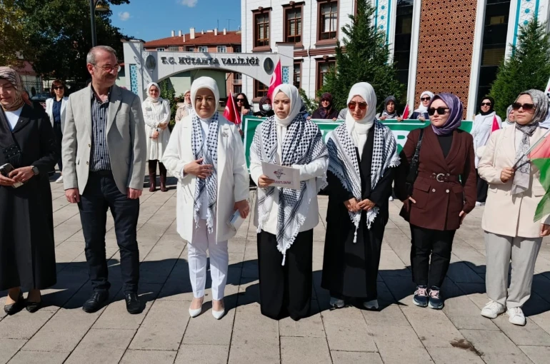 AK Parti Kütahya İl Kadın Kolları Başkanlığı’ndan Gazze için sessiz çığlık zinciri 