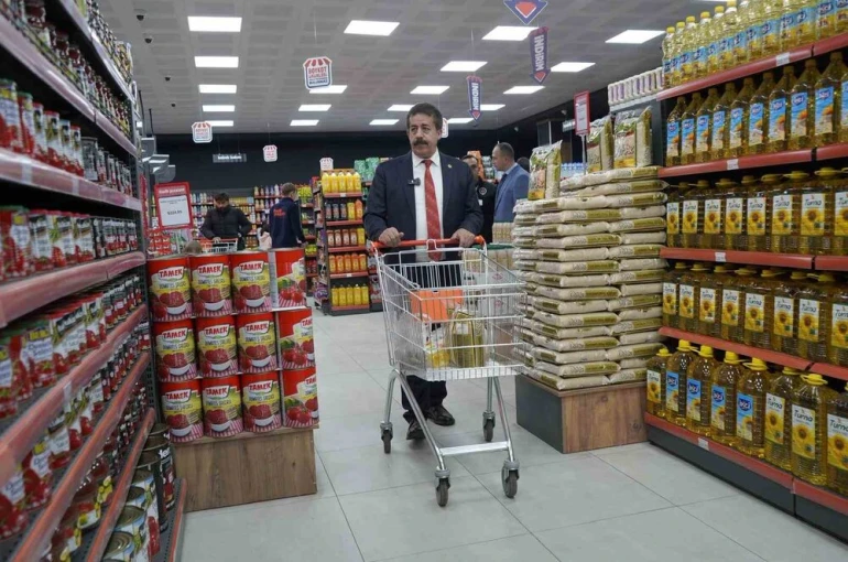 Ak Parti Milletvekili Fırat, Halk Pazarı marketinde alışveriş yaptı 