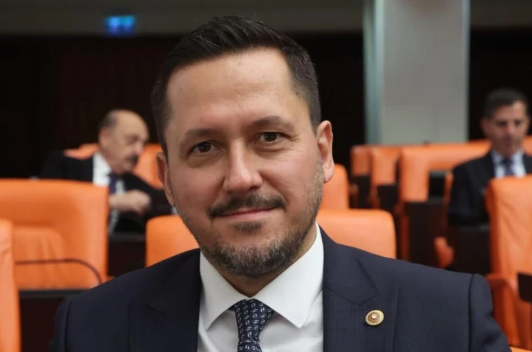 AK Parti Milletvekili trafik kazası geçirdi