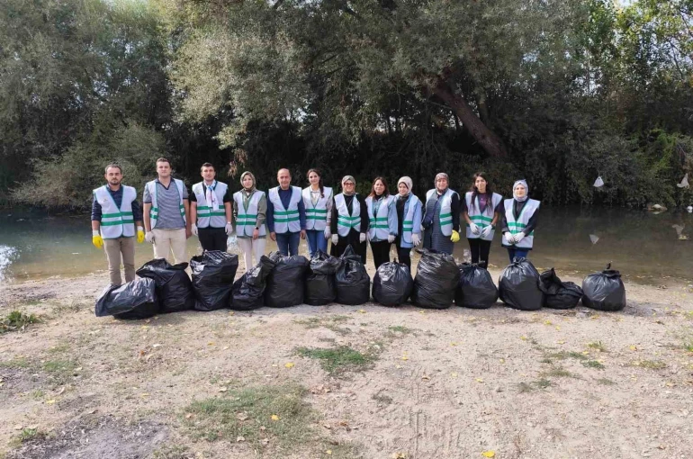 AK Parti’den Porsuk Çayı kenarında çevre temizliği 