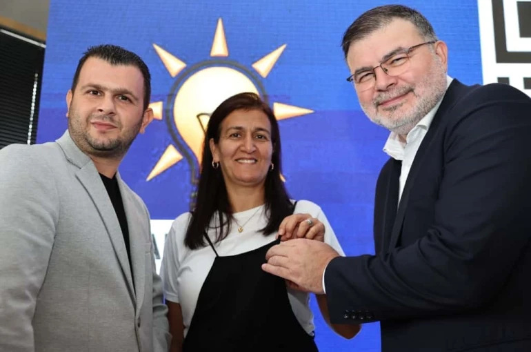 AK Partili Saygılı, Kemalpaşa’da yeni üyelere rozet taktı; CHP’den de katılım var 