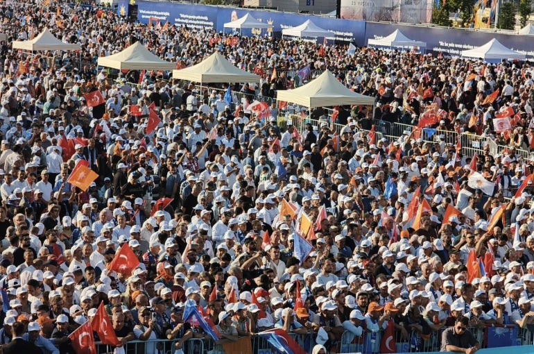 AK Parti’nin 25. yıl mitingine vatandaşlardan yoğun ilgi