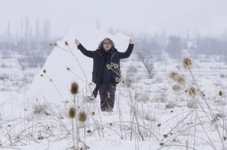 Akademisyenden doğa ve hafıza temalı performans 