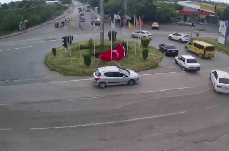 Akan trafiğe rağmen 1 dakika içerisinde Türk bayrağını yerden kaldırdılar 