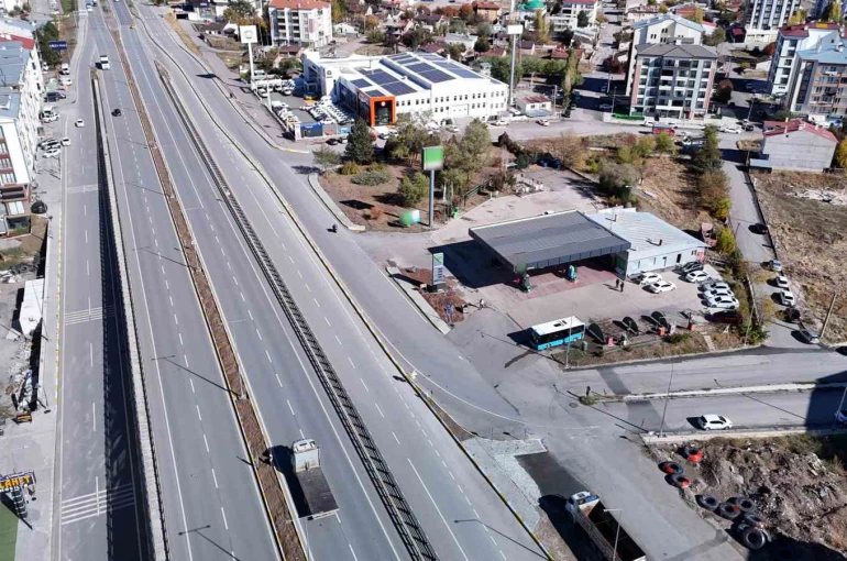 Akaryakıt istasyonuna giden yollar kapatıldı, işletmecisi uçan arabalar istedi 