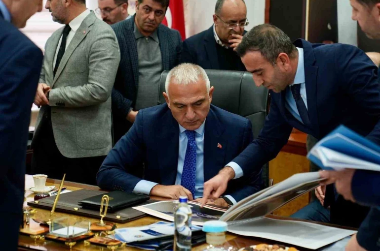 Akçadağ’ın turizm projeleri Bakan Ersoy’a sunuldu 