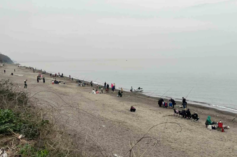 Akçakoca sahilleri olta avcılarıyla dolup taştı