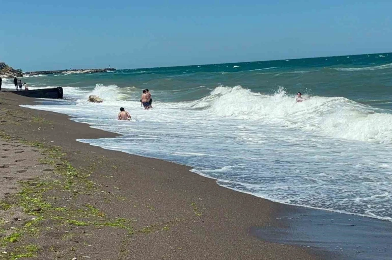 Akçakoca’da dalga boyu 2 metreyi aştı 